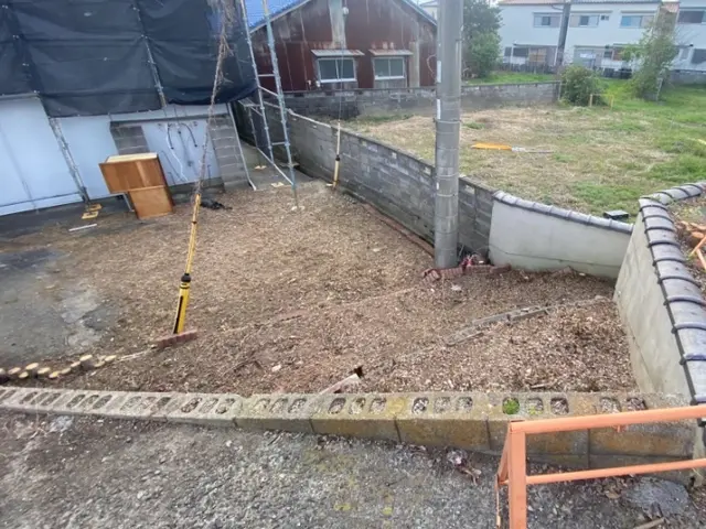 空き家 荒れ放題の草木 まとめて当店でお任せください！(^^) 防草シート施工可サービスの画像