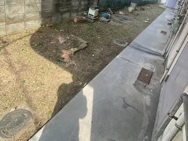 空き家 荒れ放題の草木 まとめて当店でお任せください！(^^) 防草シート施工可サービスの画像