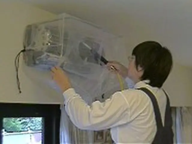 植物性クリーナー使用。エアコン高圧洗浄1台サービスの画像