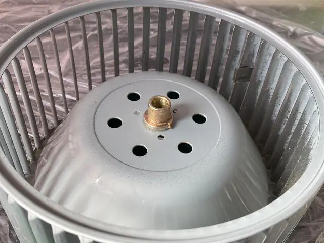 ファンを取り外し、油汚れを中心にスッキリ綺麗にいたします！サービスの画像