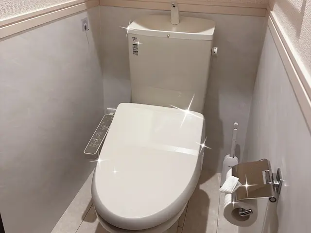 ◆トイレ除菌清掃、尿石、黒ずみ除去で徹底清掃！プロの白さに納得！ホテル仕上げ！サービスの画像