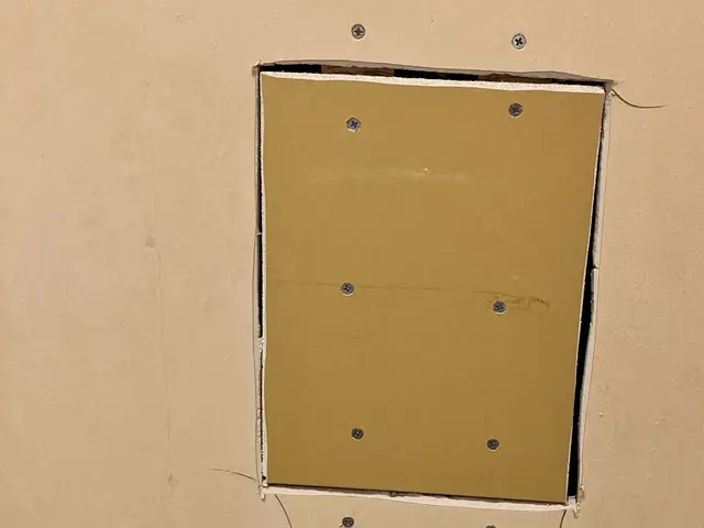 壁の穴・キズ・汚れ・器具移動跡などの一部分のみのクロス補修工事サービスの画像