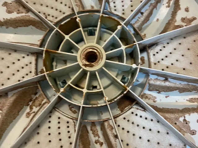 見えないカビを撃退！作業前後の写真比較で汚れ落ちを実感。プロの分解洗浄で徹底除菌サービスの画像