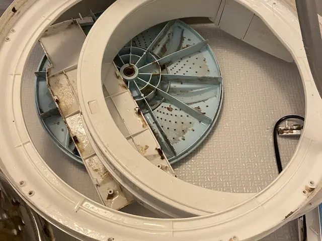 見えないカビを撃退！作業前後の写真比較で汚れ落ちを実感。プロの分解洗浄で徹底除菌サービスの画像