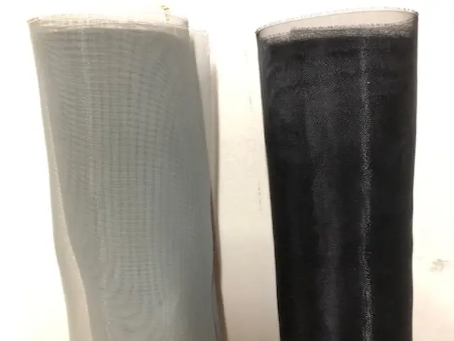 網戸の破れはありませんか？当店では細かい目で張り替えるので爽やかな風が通ります。サービスの画像