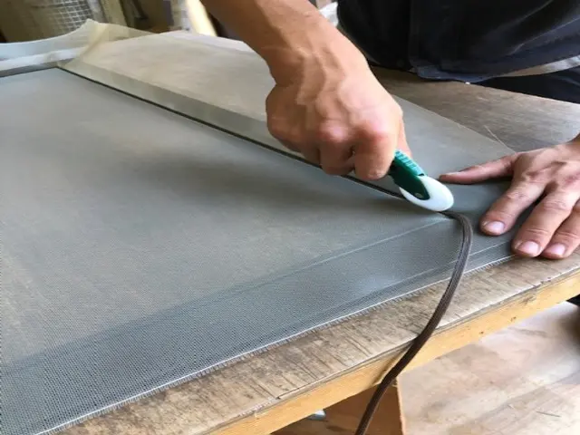 網戸の破れはありませんか？当店では細かい目で張り替えるので爽やかな風が通ります。サービスの画像