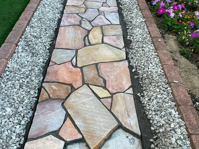 面倒な雑草対策にも！混み合っています。場合によっては6月着工です。早めのご相談をサービスの画像