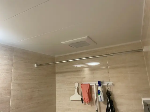 ユニットバスのランドリーパイプの取付致します。サービスの画像