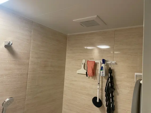 ユニットバスのランドリーパイプの取付致します。サービスの画像