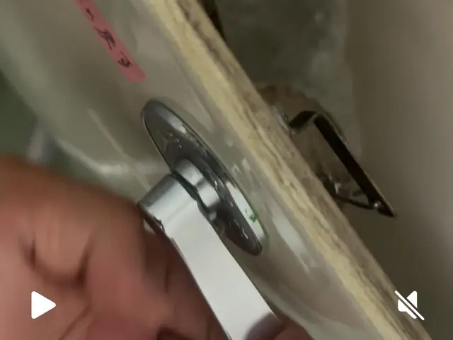 トイレレバーハンドル交換後調整致します。サービスの画像