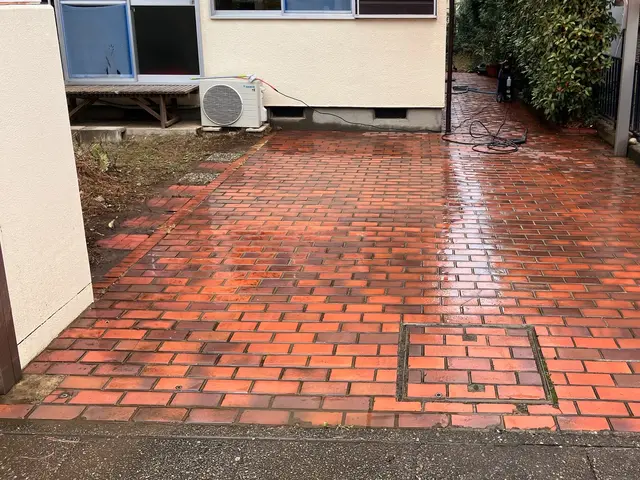 高圧洗浄機と洗剤を使って黒ずみ退治！サービスの画像