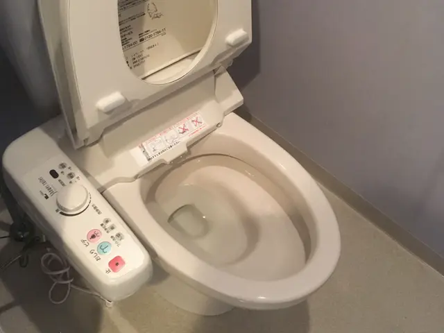 便器・便座はもちろん、タンク内や壁・床も丁寧に綺麗にします。サービスの画像