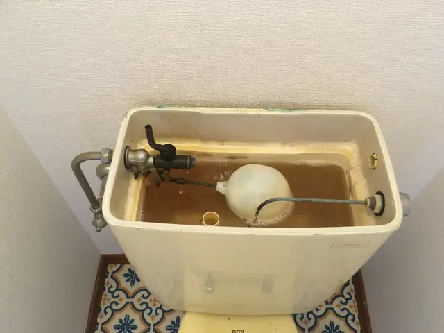 便器・便座はもちろん、タンク内や壁・床も丁寧に綺麗にします。サービスの画像