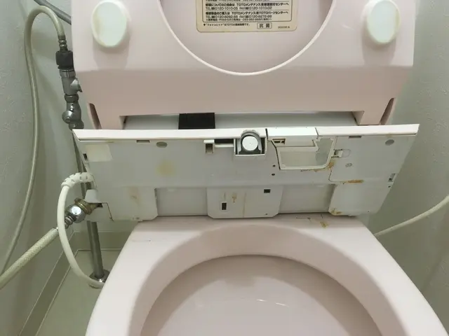 便器・便座はもちろん、タンク内や壁・床も丁寧に綺麗にします。サービスの画像