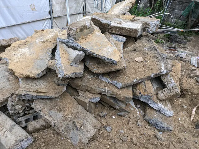 コンクリートガラ、車止めブロック撤去致します。サービスの画像