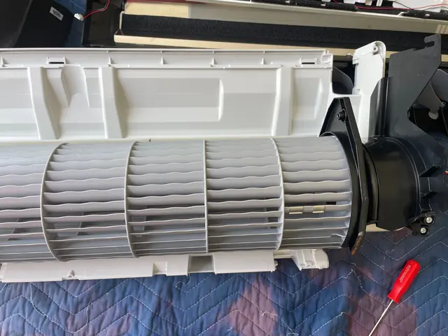 当店は完璧に綺麗になる背抜き完全分解エアコンクリーニングのみサービスの画像