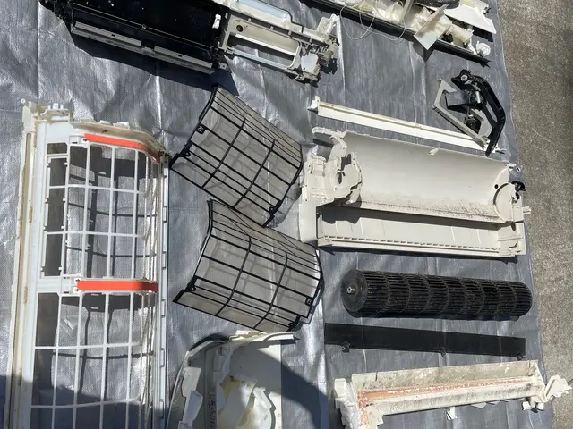 当店は完璧に綺麗になる背抜き完全分解エアコンクリーニングのみサービスの画像