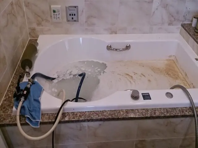（風呂釜洗浄専門店）エコキュートも対応！追い焚き配管、給湯器の湯垢雑菌を除菌洗浄サービスの画像