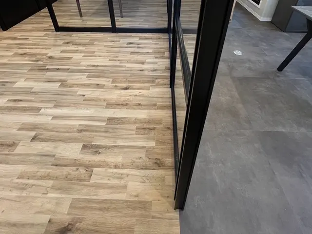 カタログの中から理想のフロアタイルを！持ち家、賃貸でも施工ができます！サービスの画像