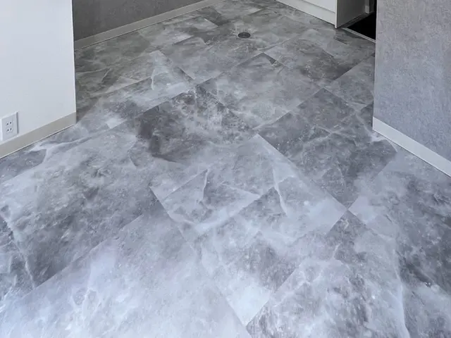 カタログの中から理想のフロアタイルを！持ち家、賃貸でも施工ができます！サービスの画像