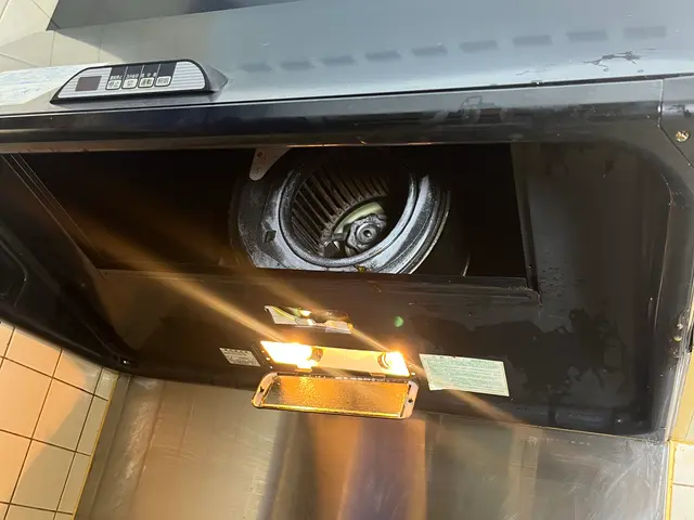 キッチンの水垢汚れと換気扇の油汚れをしっかり徹底洗浄！キッチンまるごとパックですサービスの画像