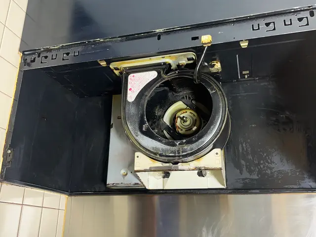 キッチンの水垢汚れと換気扇の油汚れをしっかり徹底洗浄！キッチンまるごとパックですサービスの画像