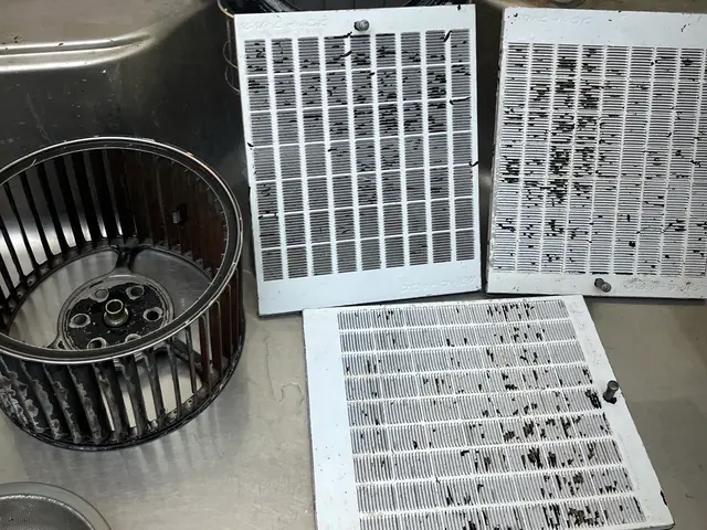 キッチンの水垢汚れと換気扇の油汚れをしっかり徹底洗浄！キッチンまるごとパックですサービスの画像