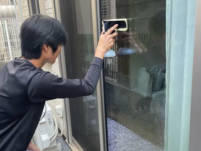 高圧洗浄機と拭きあげでサッシまで綺麗に！女性スタッフ対応可能！24h対応！サービスの画像