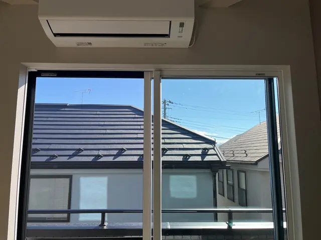 高圧洗浄機と拭きあげでサッシまで綺麗に！女性スタッフ対応可能！24h対応！サービスの画像