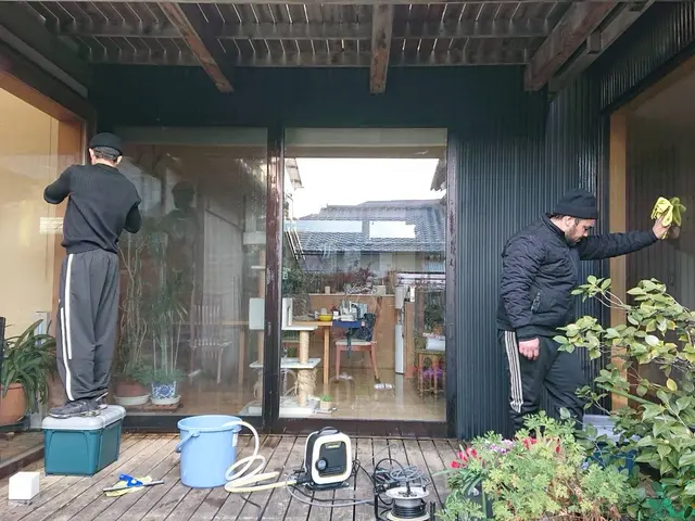 高圧洗浄機と拭きあげでサッシまで綺麗に！女性スタッフ対応可能！24h対応！サービスの画像