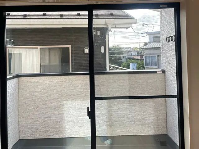 高圧洗浄機と拭きあげでサッシまで綺麗に！女性スタッフ対応可能！24h対応！サービスの画像