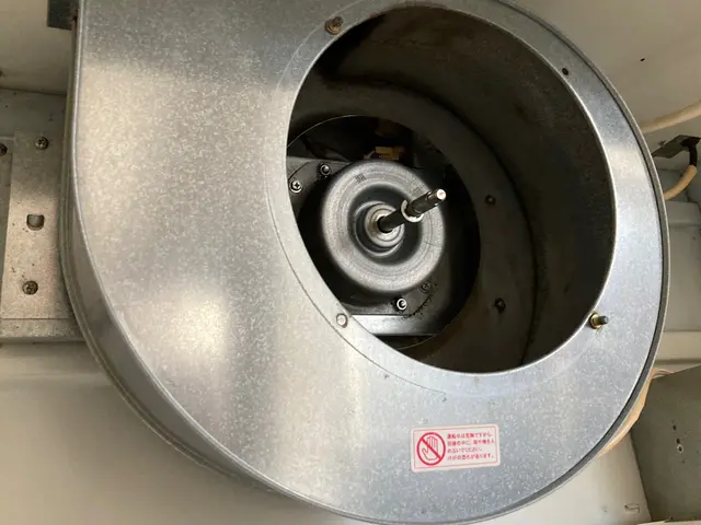 ベタベタ汚れも素手で触れる仕上がりへ！レンジフードクリーニングサービスの画像