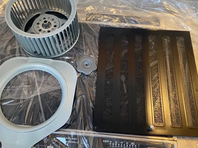 ベタベタ汚れも素手で触れる仕上がりへ！レンジフードクリーニングサービスの画像