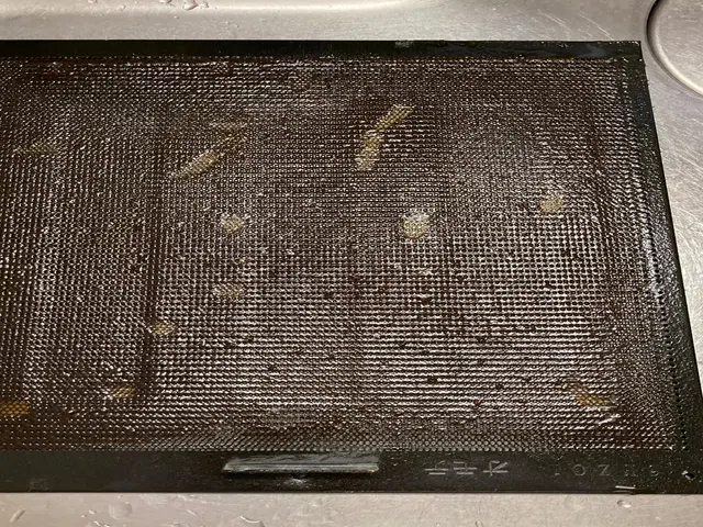 ベタベタ汚れも素手で触れる仕上がりへ！レンジフードクリーニングサービスの画像