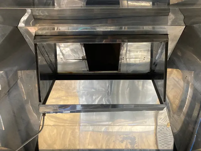 ベタベタ汚れも素手で触れる仕上がりへ！レンジフードクリーニングサービスの画像