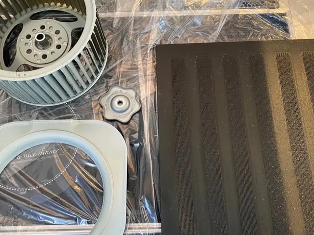 ベタベタ汚れも素手で触れる仕上がりへ！レンジフードクリーニングサービスの画像