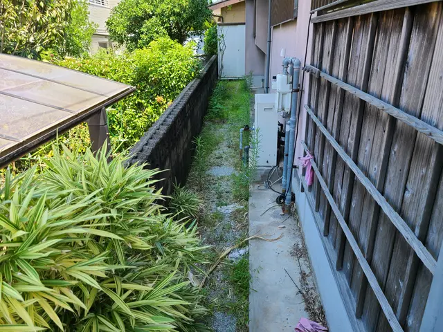 防草シートで、草むしり・除草剤散布のわずらわしい時間が削減できます。サービスの画像