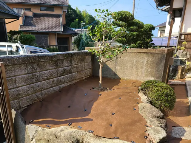 防草シートで、草むしり・除草剤散布のわずらわしい時間が削減できます。サービスの画像