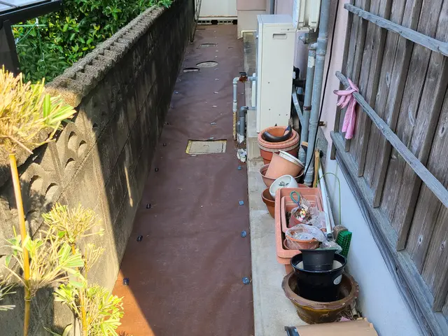 防草シートで、草むしり・除草剤散布のわずらわしい時間が削減できます。サービスの画像