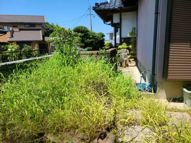 防草シートで、草むしり・除草剤散布のわずらわしい時間が削減できます。サービスの画像