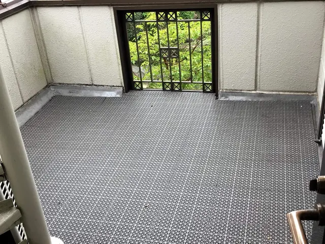 ブラシ、高圧洗浄機、エコ洗剤を使った環境に優しい清掃サービスの画像