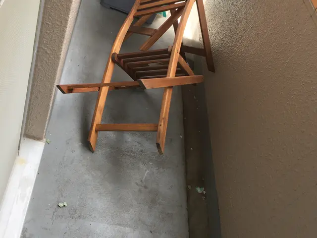 ブラシ、高圧洗浄機、エコ洗剤を使った環境に優しい清掃サービスの画像