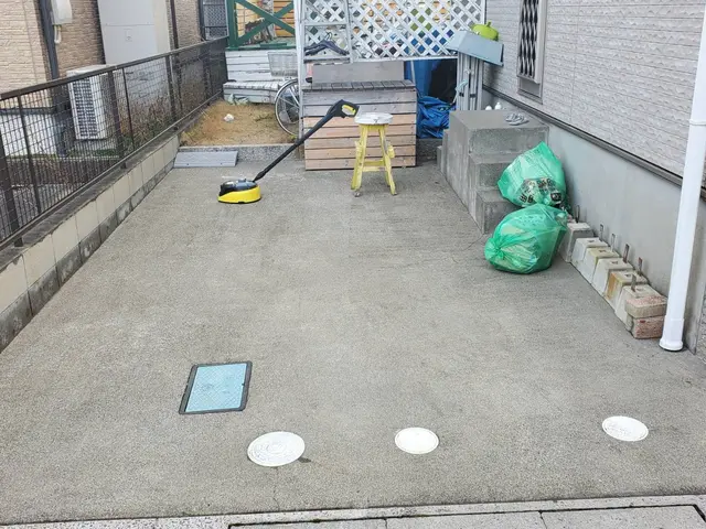 駐車場は洗うだけで、家の雰囲気も明るくなります。サービスの画像