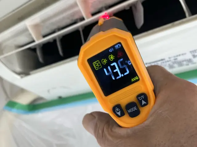 エアコン工事もできるプロが徹底洗浄いたします！【風量計】と【温度センサー】で点検サービスの画像