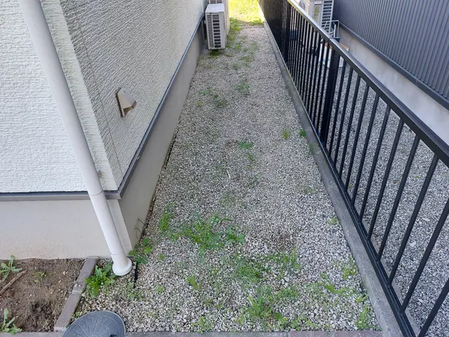 手作業にて草刈りさせて頂きます。素敵な状態にします。サービスの画像