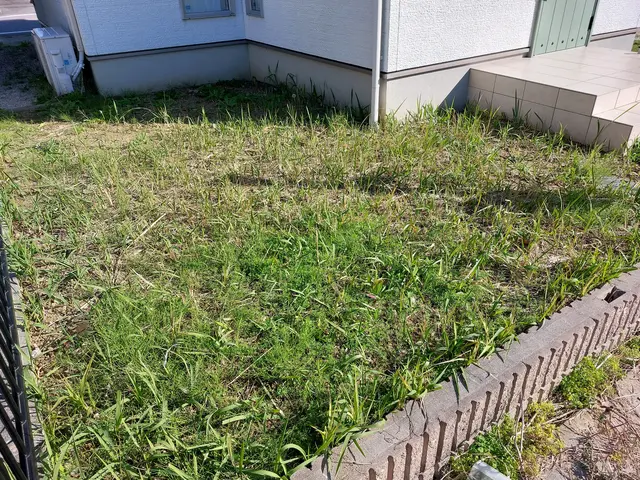 手作業にて草刈りさせて頂きます。素敵な状態にします。サービスの画像