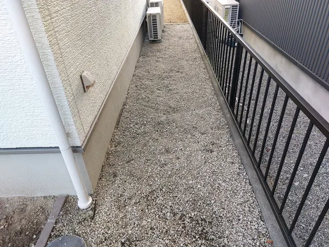 手作業にて草刈りさせて頂きます。素敵な状態にします。サービスの画像