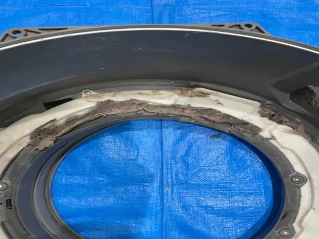 分解清掃で汚れを取り除く、ドラム式洗濯機清掃サービスの画像