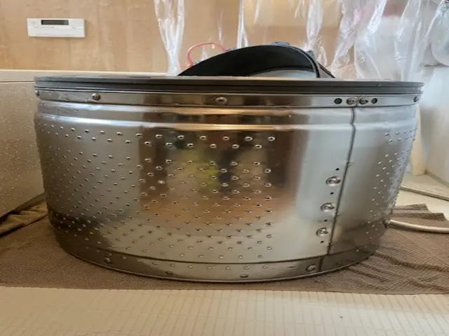 分解清掃で汚れを取り除く、ドラム式洗濯機清掃サービスの画像