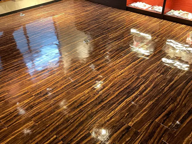 長年の清掃実績と自信の技術！損害保険加入済み・自社施工で安心のフロアコーティングサービスの画像